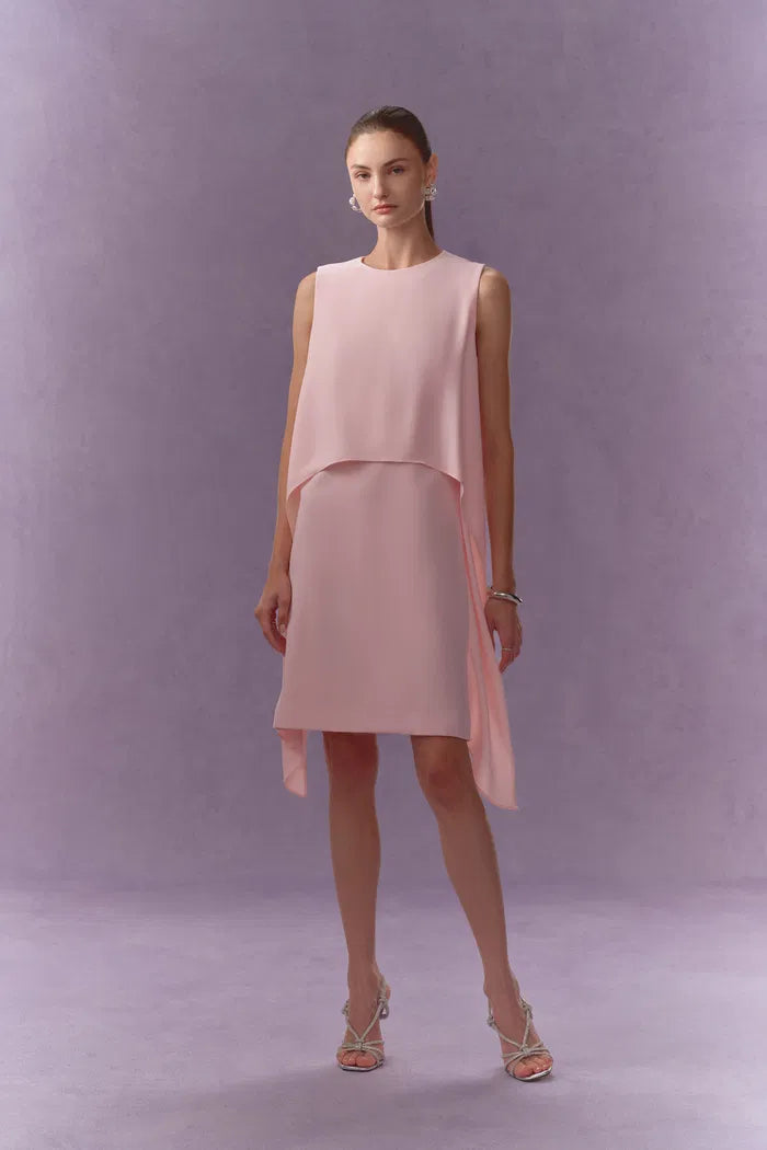 dress with side pleats An elegant purple off-shoulder dress with side pleats and shimmering details