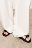 Riley Jeans mit gepressten Falten, weitem Bein und geschwungenem Schnitt aus Lyocell-Denim