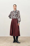 Blusa fluida con estampado de cebra pintado a mano Shakti en sarga fina de seda y lana