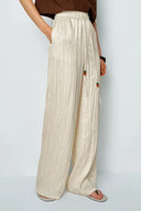 Pantalon texturé Aurora en satin plissé