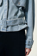 Halle Gewaschene Kurze Trench-inspirierte Jacke aus Hellblauem Denim