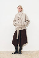 Asa taillierter Cropped-Mantel mit niedriger Taille aus Wollmischgewebe