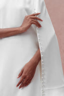 Vestido corto Audrey con capa y perlas en mezcla de triacetato