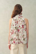 Blusa Pernilla con Estampado Floral de Granada y Lazo en Cuello, en Crepé Doble de Seda Elástica