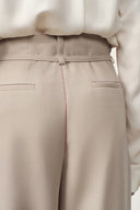 Pantalones de traje Halley de pierna ancha con cinturón atado en tela de traje resistente a arrugas