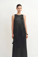 Vestido Sin Mangas Eleanor Artesanal con Flora 3D y Tachuelas en Satén de Seda y Lana