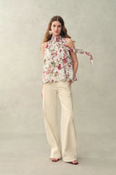 Blusa Pernilla con Estampado Floral de Granada y Lazo en Cuello, en Crepé Doble de Seda Elástica