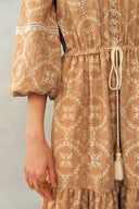 Sierra Maxikleid mit Laternenärmeln und V-Ausschnitt aus Burnout-Blumenstoff