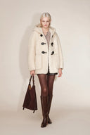 Giacca con cappuccio e bottoni in corno Cora in 100% pelliccia Teddy di merino