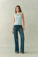 Top sin mangas con flores hechas a mano a crochet Freya en punto de algodón con cable