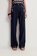 Jeans Fiona Bordados con Flores y Pierna Recta en Denim Crudo