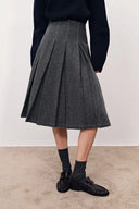 Ava Handgearbeiteter Blazer und Rock mit Kontrastnähten aus australischer Merinowolle