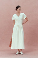 Vestido midi blanco Adeline con cintura entallada en algodón