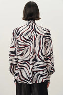 Blusa fluida con estampado de cebra pintado a mano Shakti en sarga fina de seda y lana