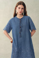 Robe courte Kate en dentelle florale brodée en denim léger Tencel-coton