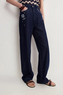 Jeans Fiona Bordados con Flores y Pierna Recta en Denim Crudo