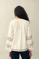 Brioche Bluse mit Perlen, Quasten und Stickerei aus gekrepptem Baumwollstoff