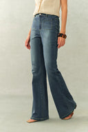 Jeans acampanados estilo francés Sita en denim elástico
