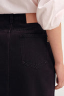 Falda Clo Negra con Tonos Rojizos en Denim de Algodón