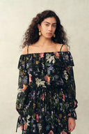 Vestido Granata con estampado pintado a mano y hombros descubiertos en georgette de seda