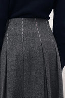 Ava Handgearbeiteter Blazer und Rock mit Kontrastnähten aus australischer Merinowolle