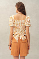 Top à manches bouffantes froncées avec broderie florale Winnie en mélange de lin