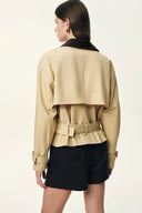 Charlie Abnehmbarer Kragen mit Schlangenprint Jacke aus leichtem Trench-Baumwollstoff