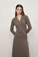 Vestito Soren drappeggiato con scollo a V e incrocio in maglia elasticizzata