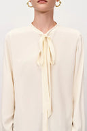 Blusa fluida con lazo Linde en georgette de seda