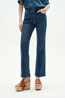 Jeans acampanados cortos Nora en denim elástico