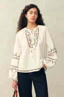 Blouse brodée à nouer avec pompons perlés en coton froissé