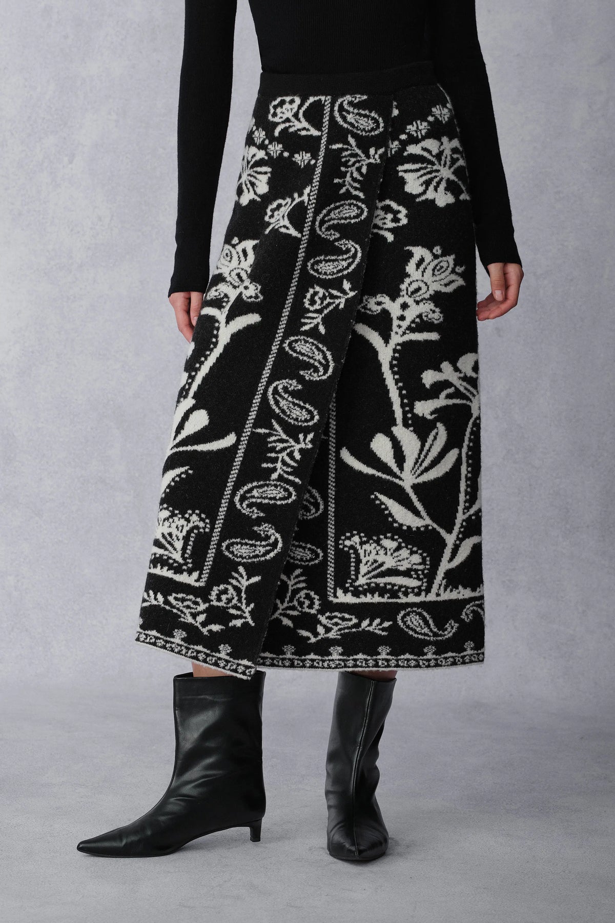Cloe Paisley Jacquard Skirt in Merino Wool – fbrq.com