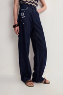 Jeans Fiona Bordados con Flores y Pierna Recta en Denim Crudo