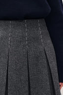 Ava Handgearbeiteter Blazer und Rock mit Kontrastnähten aus australischer Merinowolle