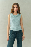 Top sin mangas con flores hechas a mano a crochet Freya en punto de algodón con cable