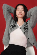 Lucy Grauer französischer Perlen-Schlangen-Zodiac-Cardigan aus Baby-Alpaka-Strick