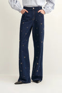 Jeans Hestia con estrellas bordadas a mano en mezclilla de lyocell