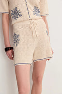 Gracia Besticktes blaues Flora-Kragen-Top und Shorts-Set aus Leinen-Strickmischung