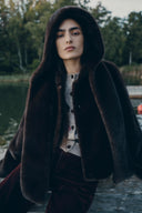 Veste écharpe à capuche Rara en fausse fourrure de vison