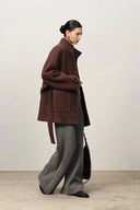 Manteau court à col montant et lien en maille laine mérinos