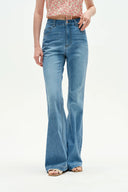 Jeans ajustados bootcut Deni en denim elástico