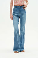 Jeans ajustados bootcut Deni en denim elástico