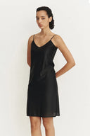 Robe courte noire à bretelles