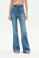 Jeans ajustados bootcut Deni en denim elástico
