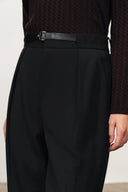 Pantaloni da completo Kaia resistenti alle pieghe con cintura e decorazioni in tessuto fine di lana