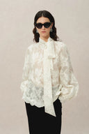 Haut à nouer Mirta en maille fine brodée