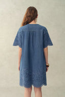 Vestido corto Kate con bordado floral de encaje en mezclilla ligera de Tencel y algodón