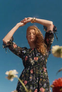 Vestido Granata con estampado pintado a mano y hombros descubiertos en georgette de seda