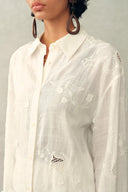 Conjunto a juego de camisa y shorts bordados con malla y lirios del valle Leona en lino