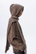 Maglione Virginia artigianale con sciarpa staccabile in filato bouclé misto